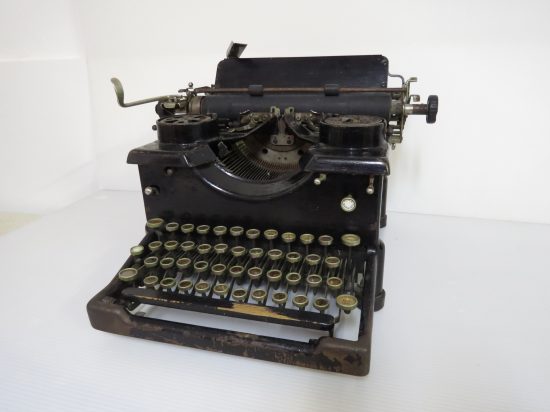 Lote: 50 - Lote: 50 - Maquina de escribir antigua