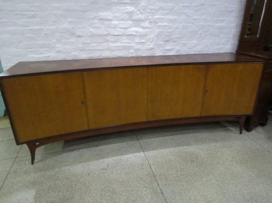 Lote: 106 - Lote: 106 - Aparador estilo americano 4 puerts enchapado