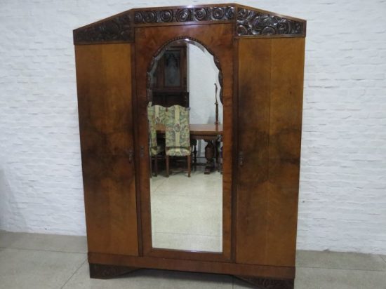 Lote: 47 - Lote: 47 - Ropero estilo Art Deco con espejo biselado