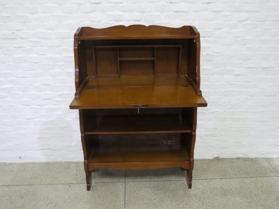 Lote: 88 - Lote: 88 - Mueble con estante y secreter