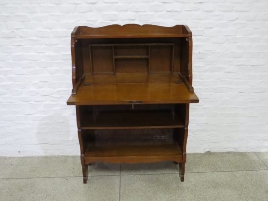 Lote: 88 - Lote: 88 - Mueble con estante y secreter