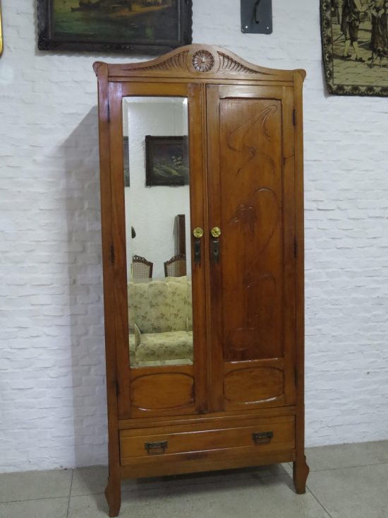 Lote: 48 - Lote: 48 - Ropero Art Nouveau