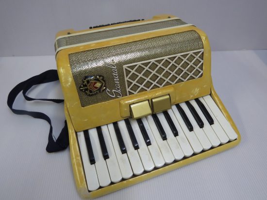 Lote: 59 - Lote: 59 - Acordeon a piano 