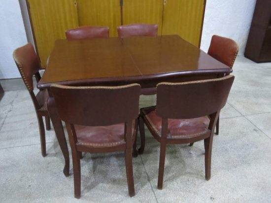 Lote: 100 - Lote: 100 - Juego de comedor Frances