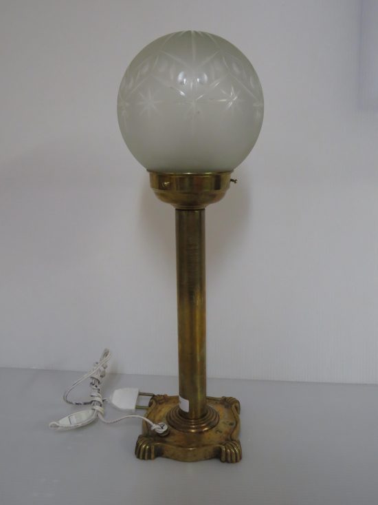 Lote: 122 - Lote: 122 - Portatil de bronce con opalina globo