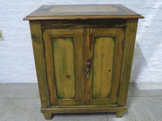 Lote: 46 - Lote: 46 - Mueble auxiliar con 2 puertas