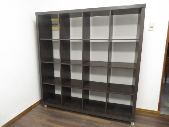 Lote: 40 - Lote: 40 - Biblioteca en MDF