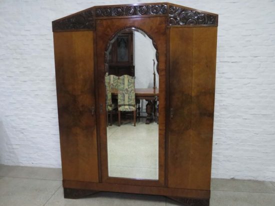 Lote: 119 - Lote: 119 - Ropero estilo Art Deco con espejo biselado