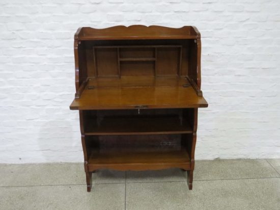 Lote: 33 - Lote: 33 - Mueble con estante y secreter
