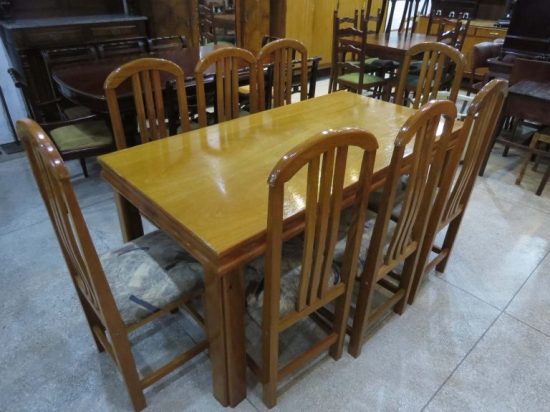 Lote: 90 - Lote: 90 - Mesa con 8 sillas
