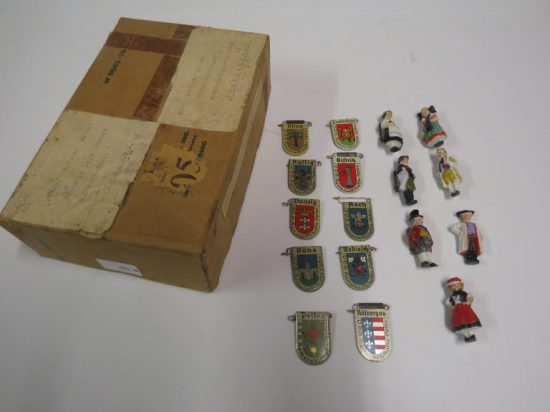 Lote: 105 - Lote: 105 - Caja con prendedores Alemanes