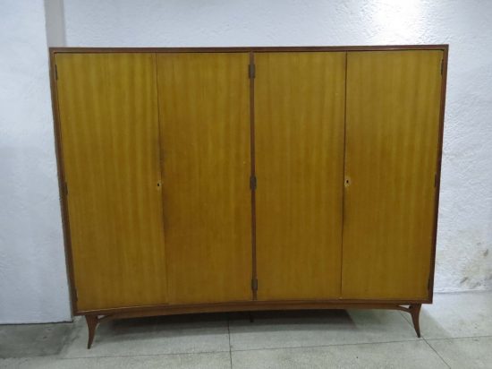 Lote: 143 - Lote: 143 - Ropero estilo americano madera y enchapado