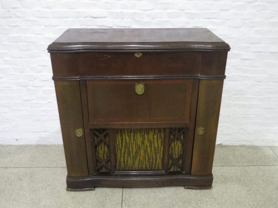 Lote: 33 - Lote: 33 - Mueble radio tocadiscos