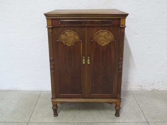 Lote: 84 - Lote: 84 - Antiguo mueble de tocadiscos