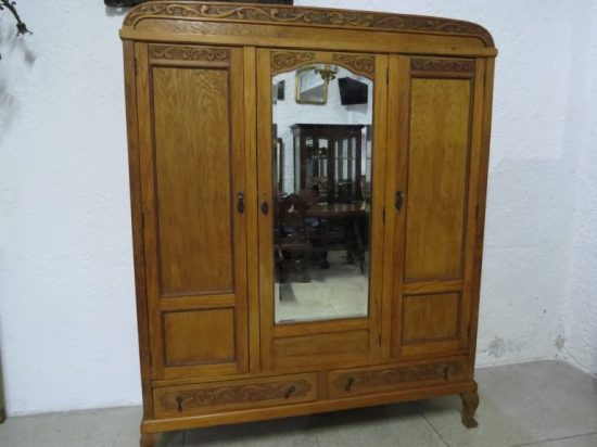 Lote: 102 - Lote: 102 - Ropero de roble 3 cuerpos
