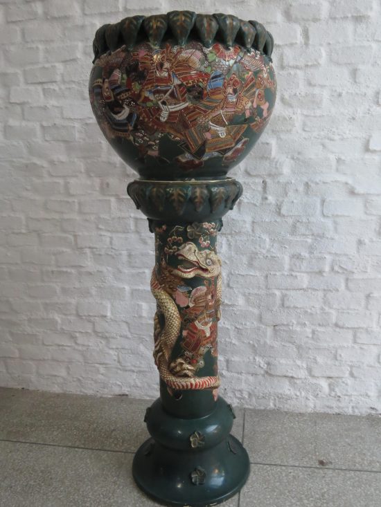 Lote: 105 - Lote: 105 - Pedestal con masetero Satsuma