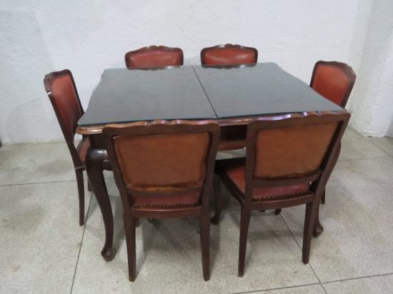 Lote: 75 - Lote: 75 - Juego de comedor Frances