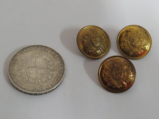 Lote: 62 - Lote: 62 - Moneda 1917 + 3 botones con escudo nacional