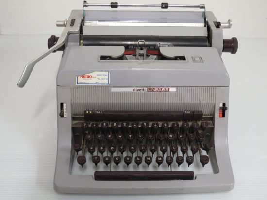 Lote: 54 - Lote: 54 - Maquina de escribir 