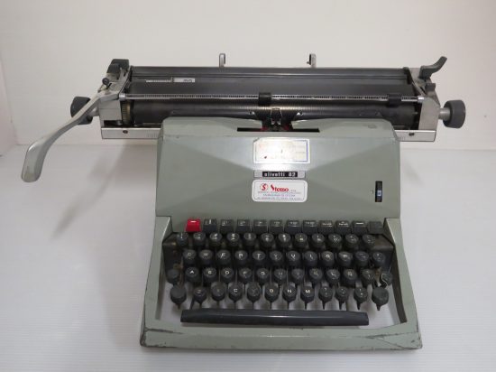 Lote: 55 - Lote: 55 - Maquina de escribir 