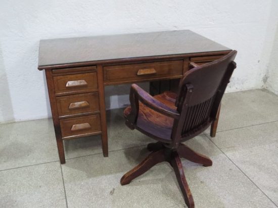 Lote: 85 - Lote: 85 - Escritorio de roble con silla