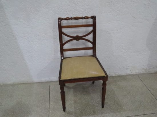 Lote: 100 - Lote: 100 - Silla Inglesa tapizada
