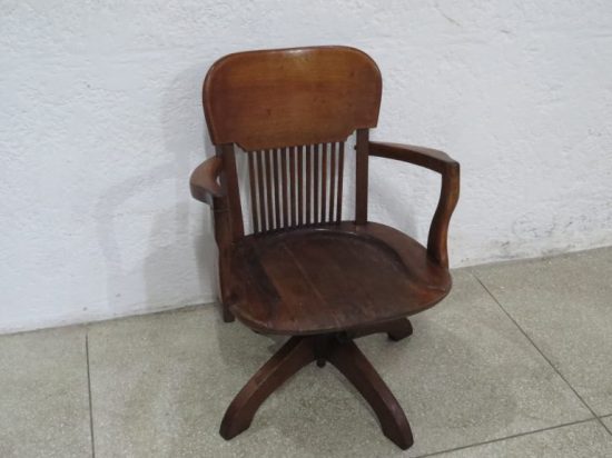 Lote: 84 - Lote: 84 - Silla de roble giratoria