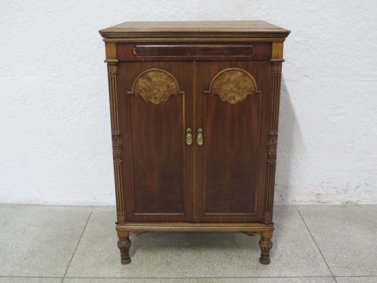 Lote: 90 - Lote: 90 - Antiguo mueble de tocadiscos