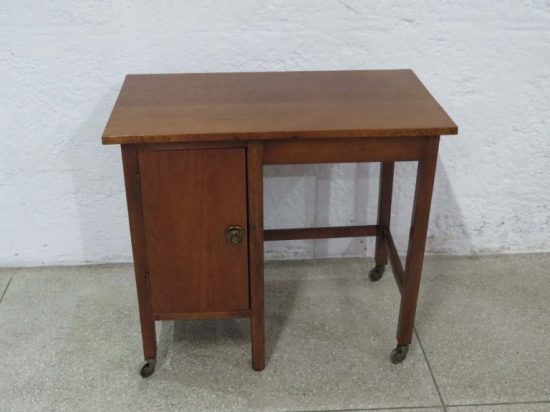 Lote: 22 - Lote: 22 - Mesa auxiliar tipo escritorio en roble