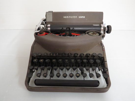 Lote: 122 - Lote: 122 - Antigua maquina de escribir