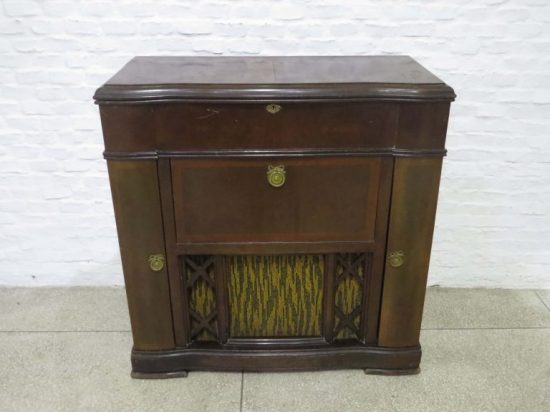 Lote: 115 - Lote: 115 - Mueble radio tocadiscos