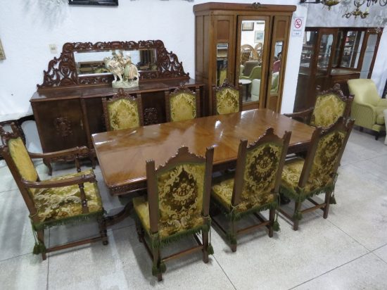 Lote: 75 - Lote: 75 - Juego de comedor Tudor