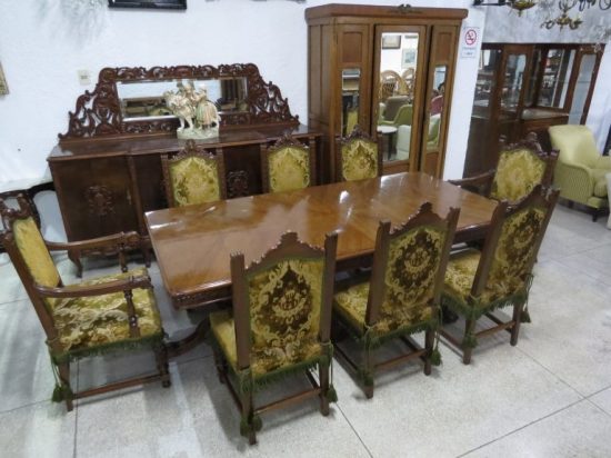 Lote: 75 - Lote: 75 - Juego de comedor Tudor
