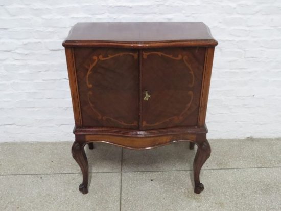 Lote: 49 - Lote: 49 - Mueble auxiliar Luis XV