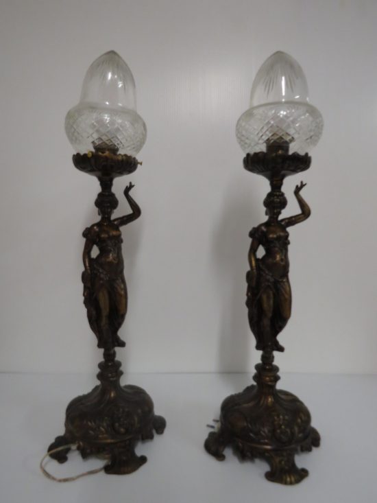 Lote: 48 - Lote: 48 - Par de lamparas en bronce con tulipas de vidrio talladas