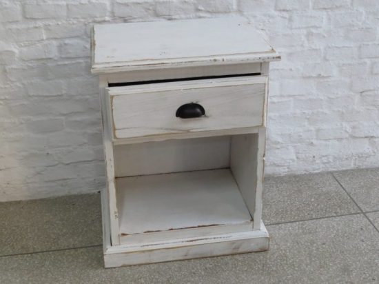 Lote: 22 - Lote: 22 - Mesa de luz patinada