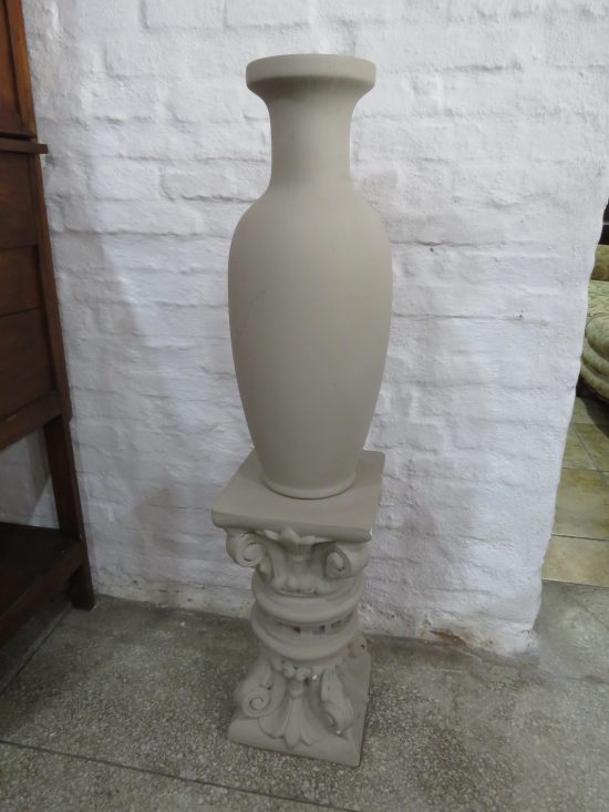 Lote: 76 - Lote: 76 - Jarrón con pedestal tipo columda