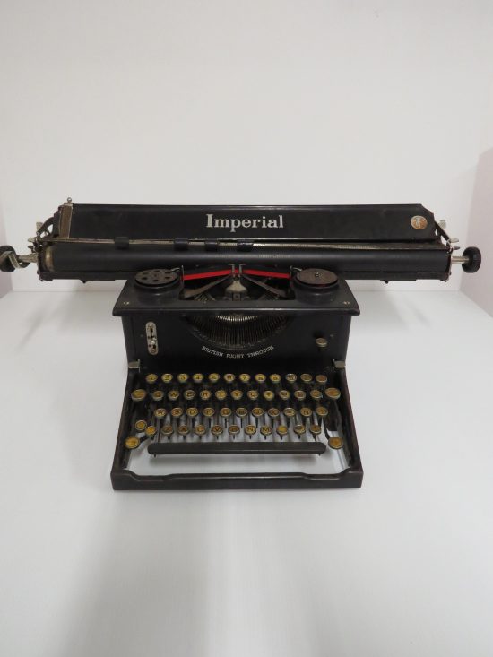 Lote: 100 - Lote: 100 - Maquina de escribir antigua