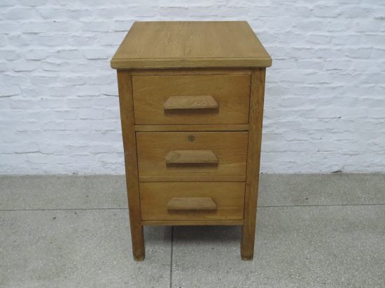 Lote: 67 - Lote: 67 - Mueble cajonera en roble