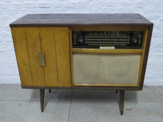 Lote: 108 - Lote: 108 - Mueble radio tocadiscos antiguo