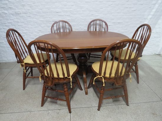 Lote: 97 - Lote: 97 - Juego de comedor Windsor