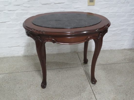 Lote: 83 - Lote: 83 - Mesa de sala oval victoriana