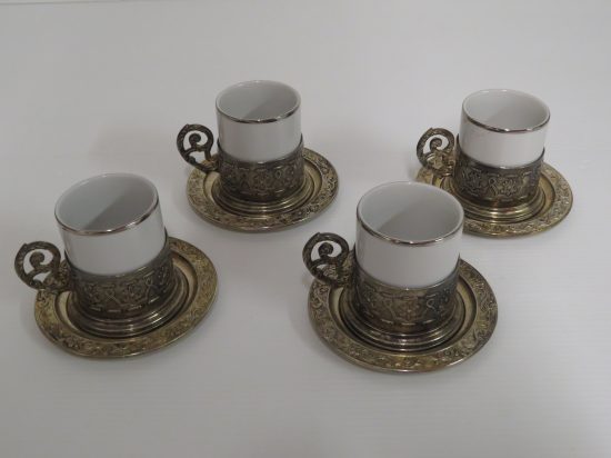 Lote: 112 - Lote: 112 - 4 tazas de porcelana con plata