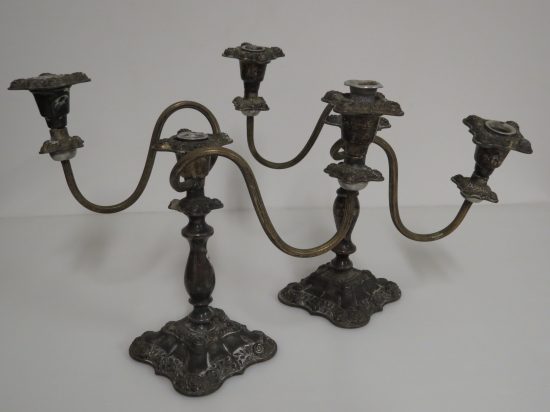 Lote: 15 - Lote: 15 - Par de candelabros de metal