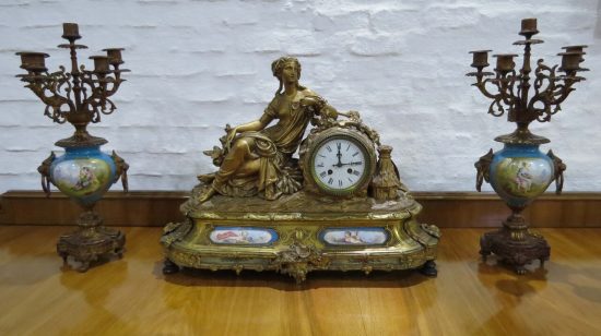 Lote: 55 - Lote: 55 - Garniture Frances con bronce y porcelana