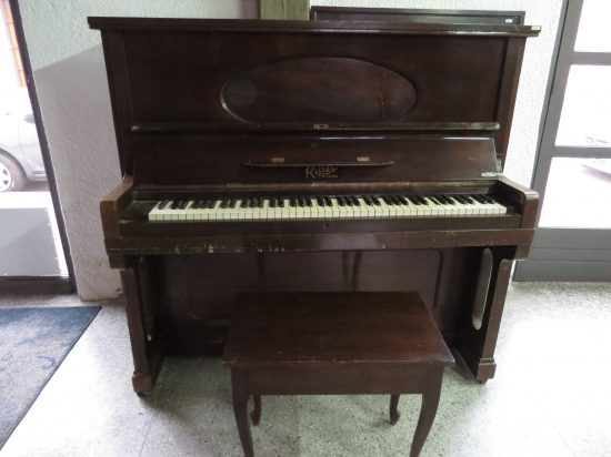 Lote: 84 - Lote: 84 - Piano frontal 