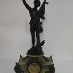 Lote: 58 - Lote: 58 - Reloj de masa con onix y figura en bronce sellada