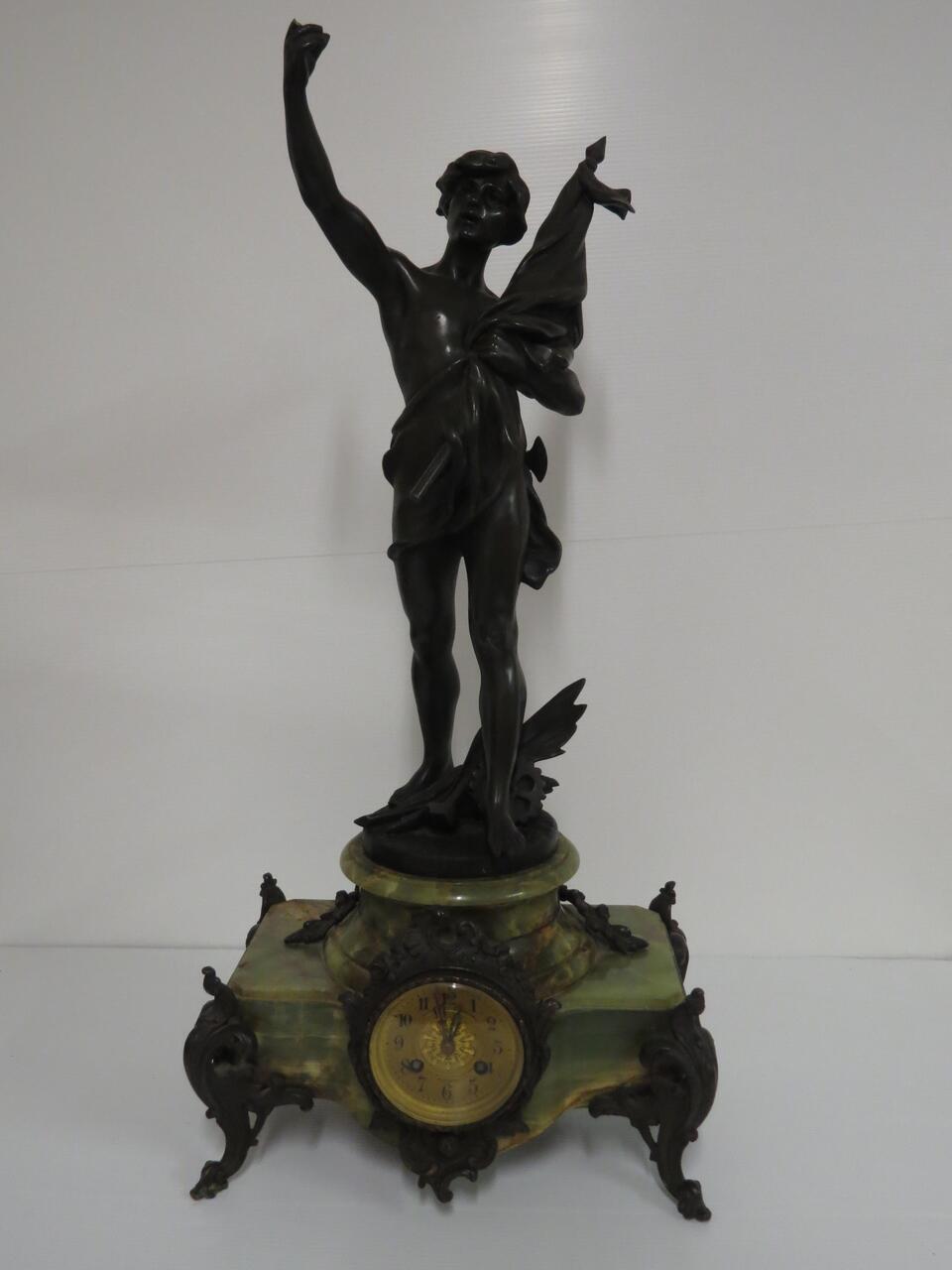 Lote: 58 - Lote: 58 - Reloj de masa con onix y figura en bronce sellada