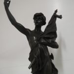 Lote: 58 - Lote: 58 - Reloj de masa con onix y figura en bronce sellada