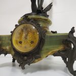 Lote: 58 - Lote: 58 - Reloj de masa con onix y figura en bronce sellada
